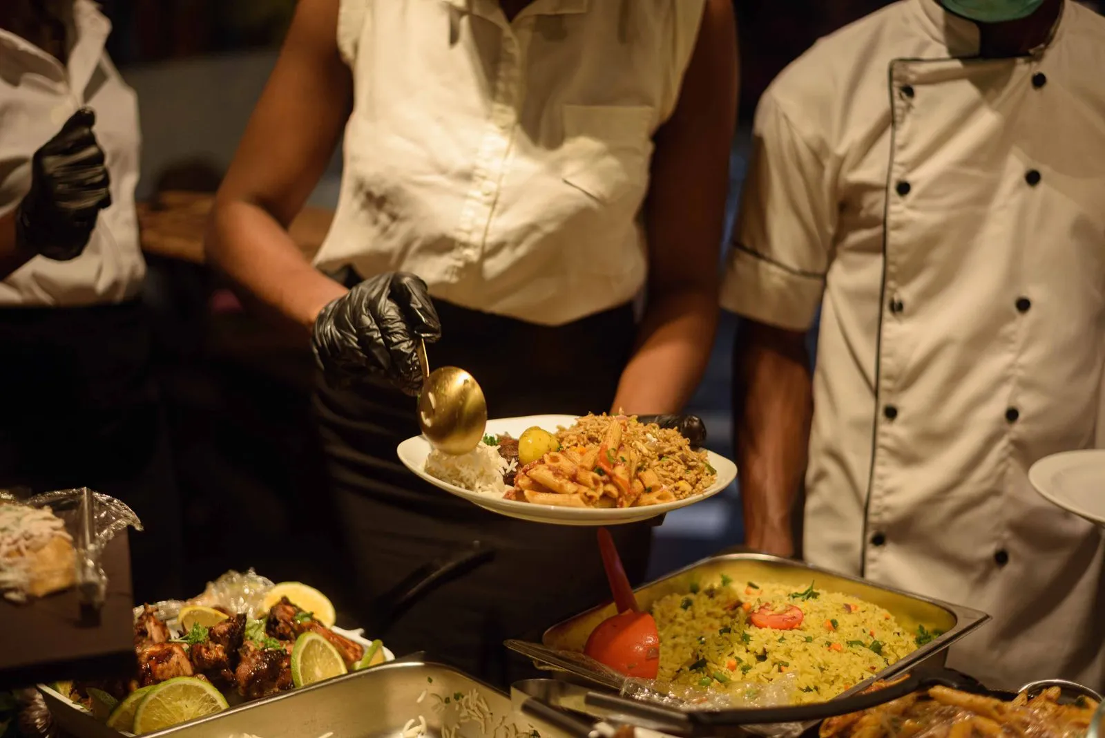 Une équipe de traiteur sert un buffet