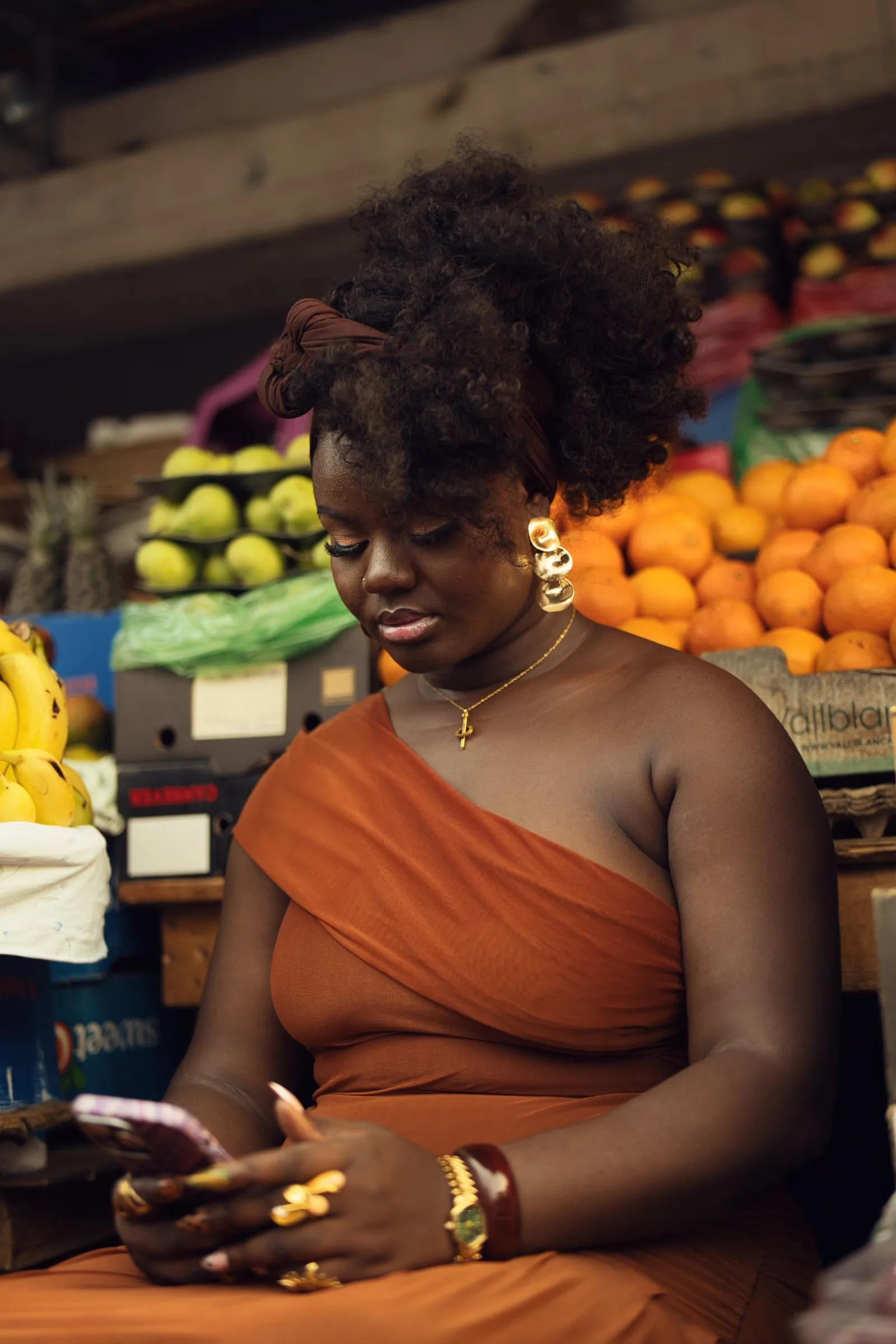 Une commerçante au marché consulte son téléphone