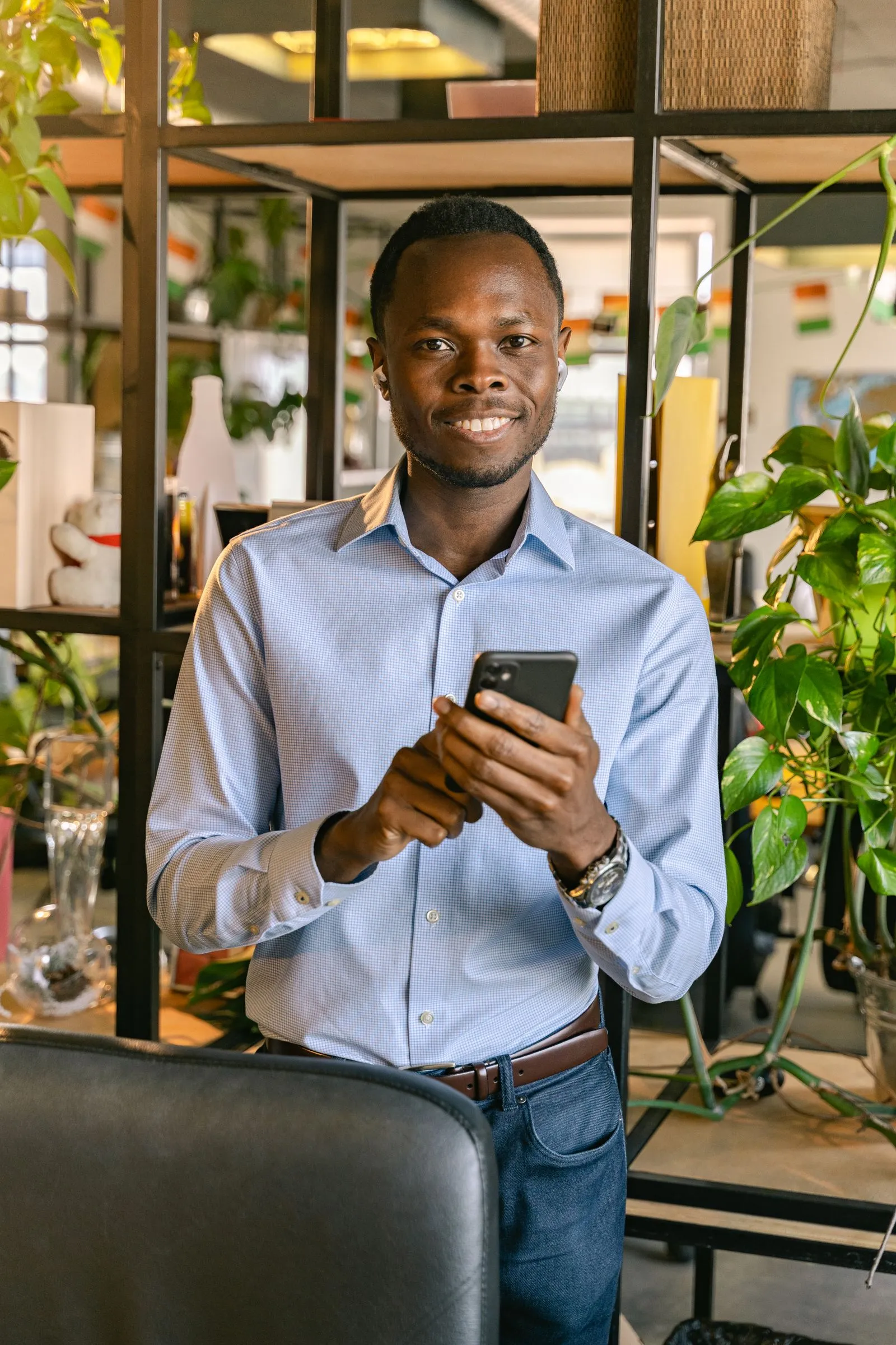 Un homme souriant consulte son téléphone